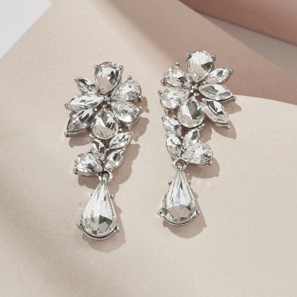 ✨Brand new✨ olive + piper Florence Drop earrings